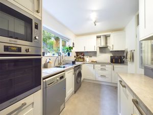 MODERN KITCHEN- click for photo gallery